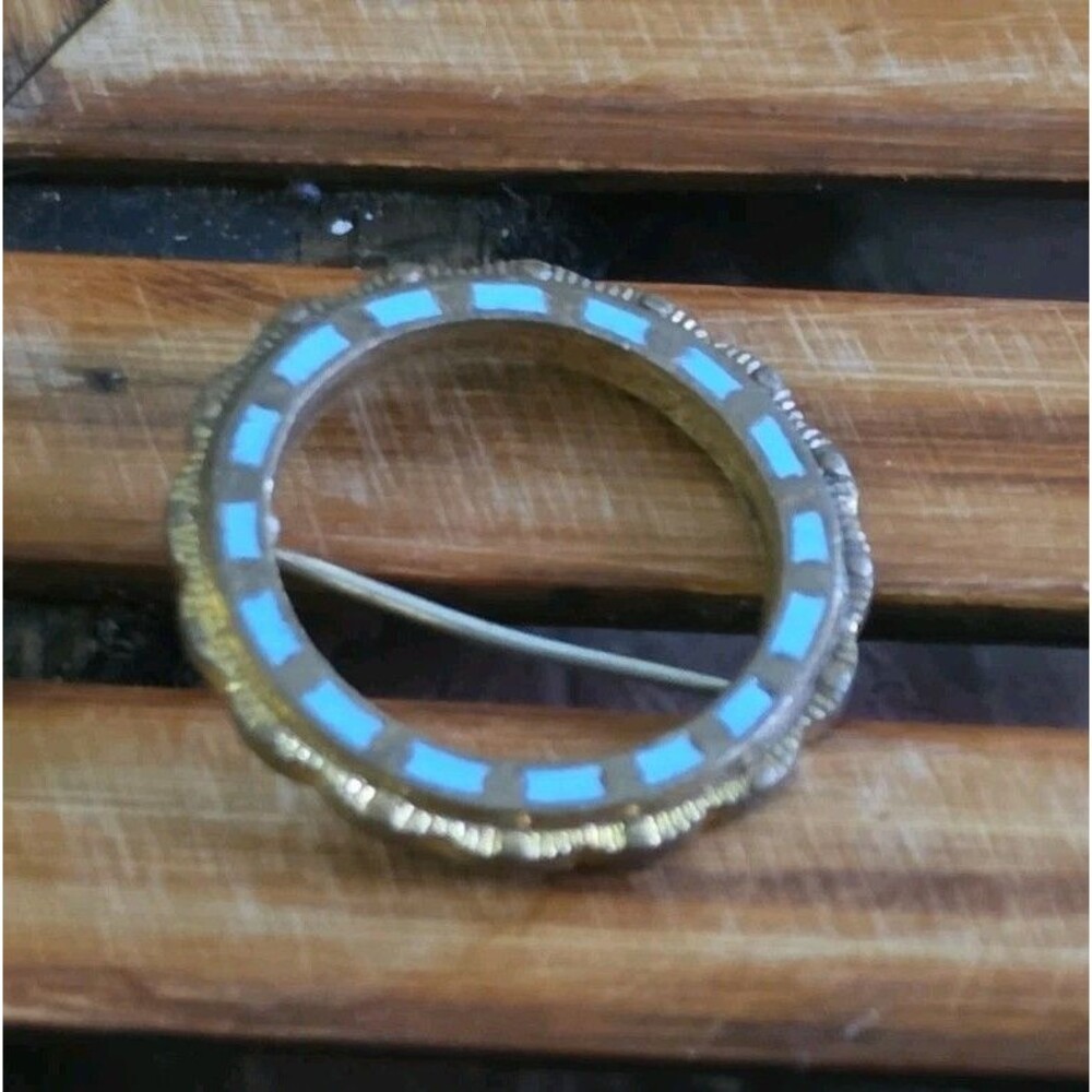 Vintage GoldTone Light Blue Enamel Circle Pin Brooch Scalloped Edge Retro Wreath